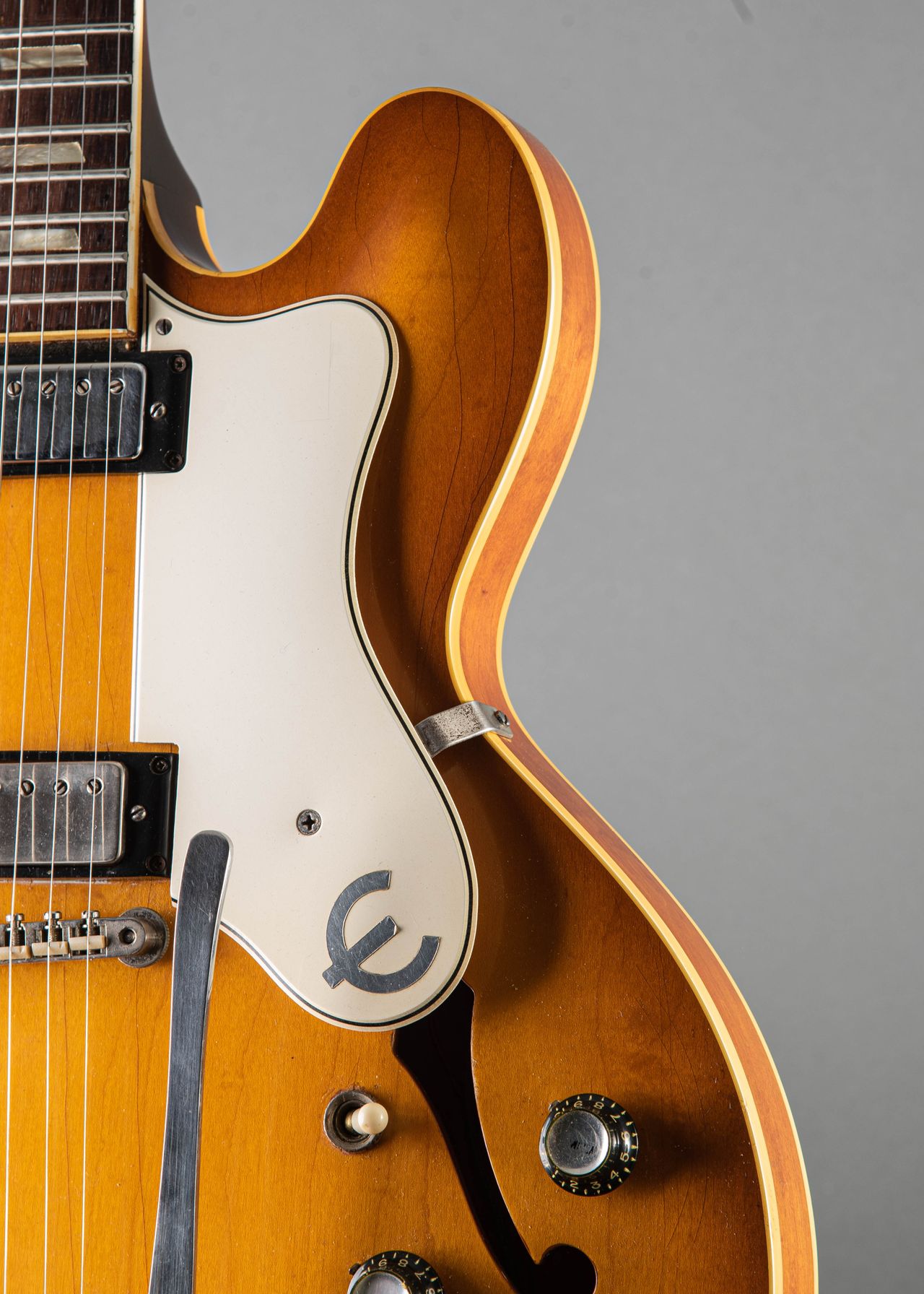 Carter Vintage - Epiphone Riviera 1962, Royal Tan | Carter Carter Vintage - Epiphone Riviera 1962, Royal Tan | Carter