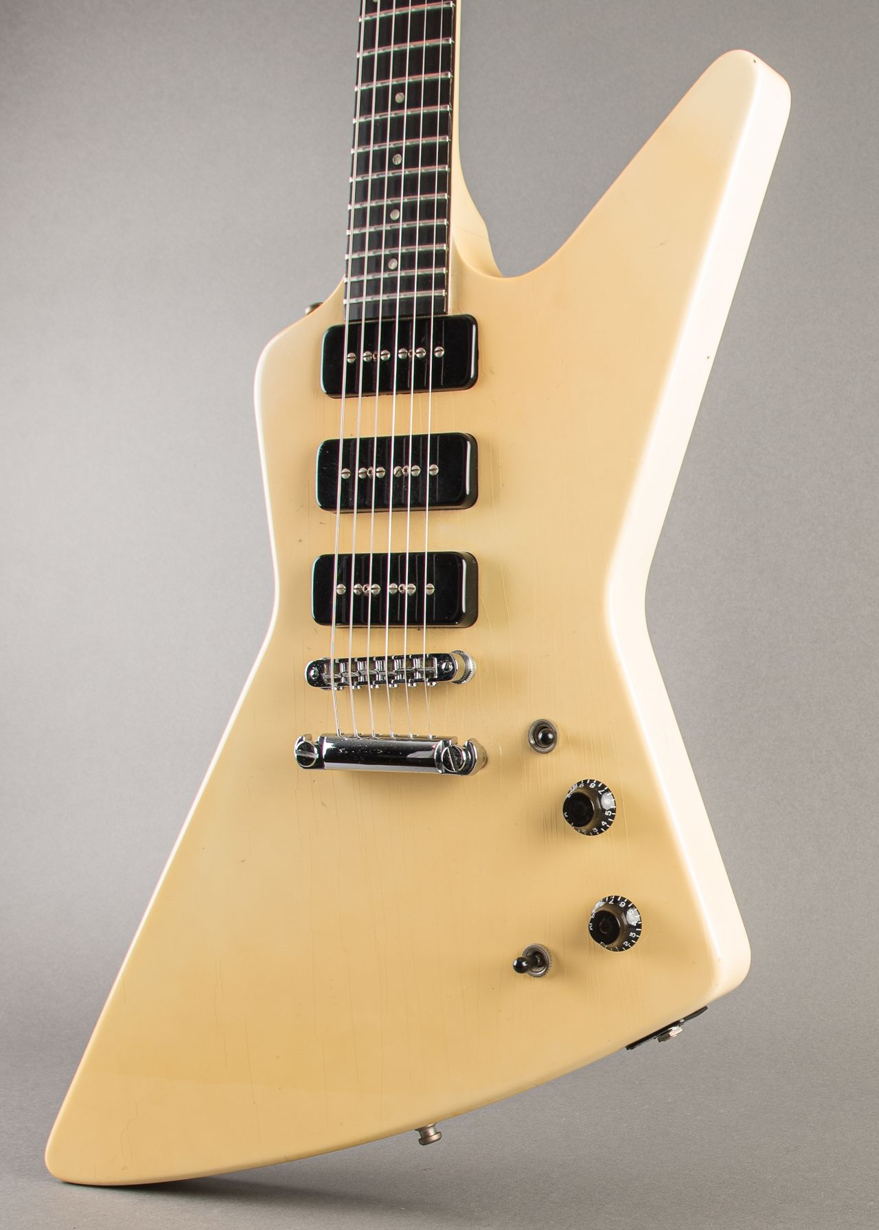 Gibson Explorer Bass Alpine White 1984 – Chicago Music Exchange
