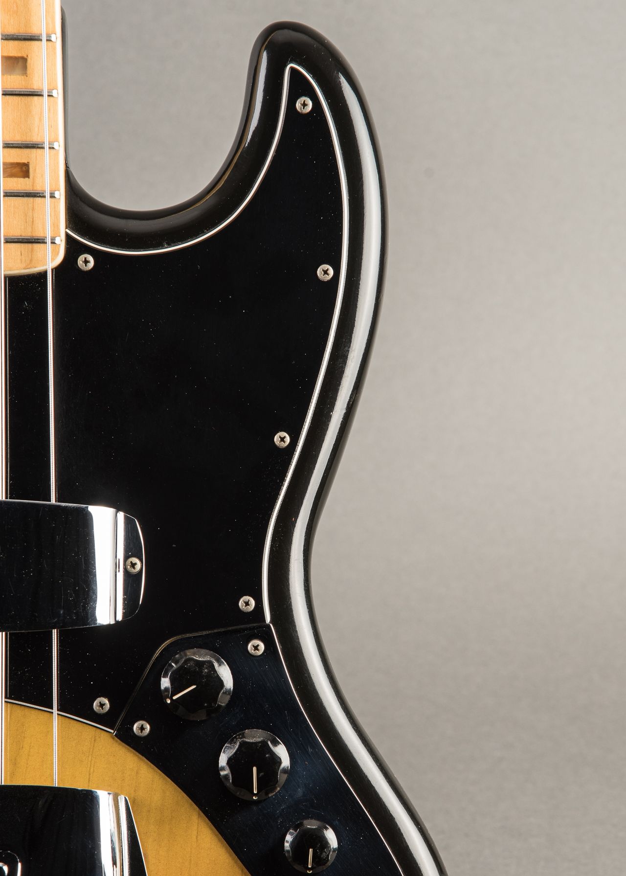 Fender Jazz Bass (1975) – Elderly Instruments