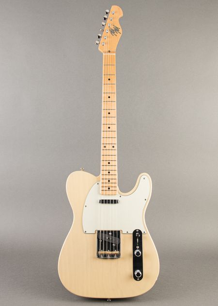 レイモンドギター 1_Full_Straight_Front_NA-