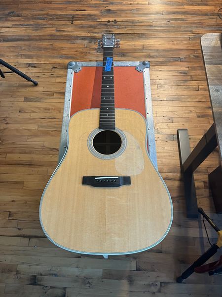 Martin D-28 2001, Natural thumbnail