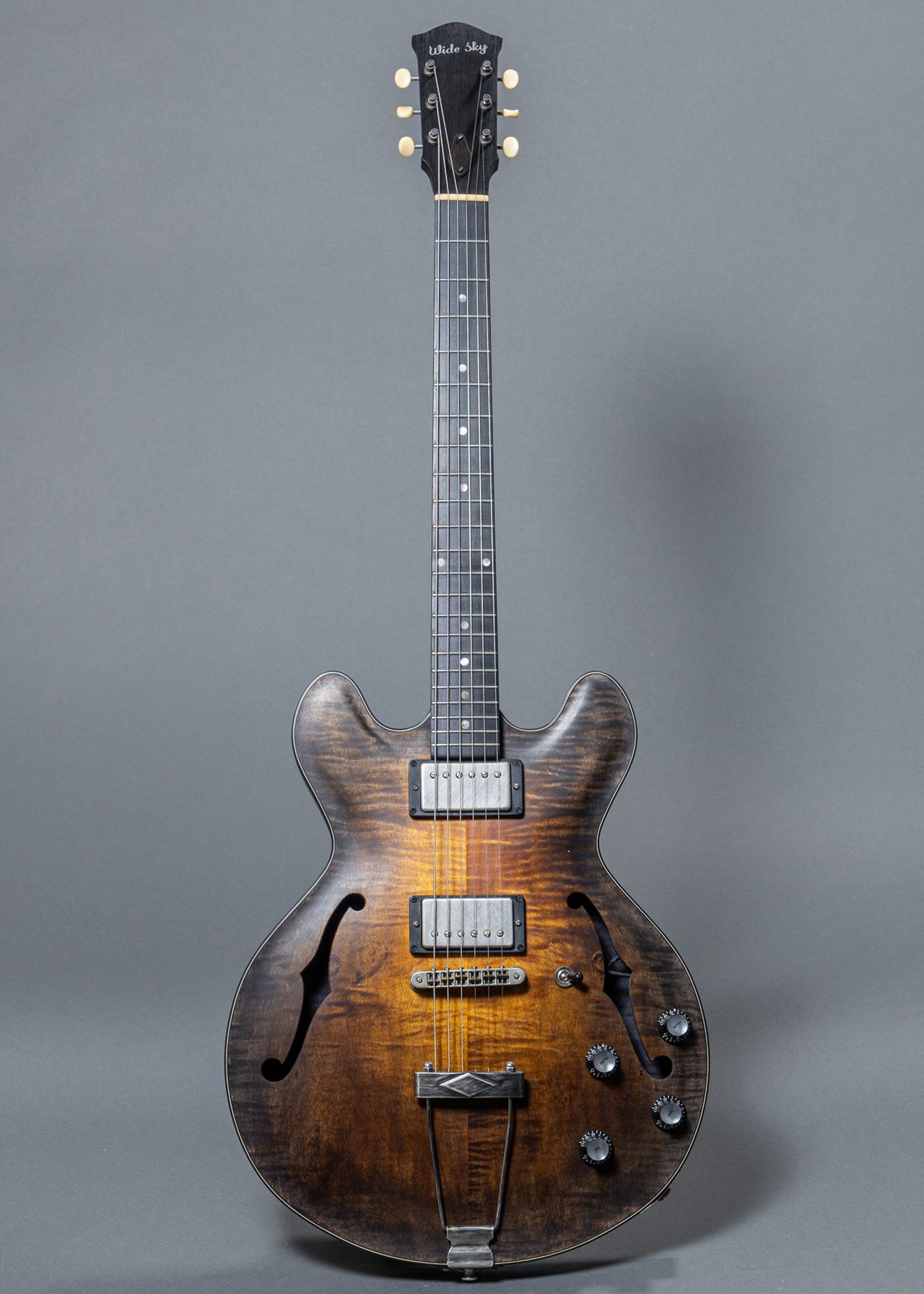 tobacco sunburst sky  special pickups Maton Troubadour Traditional - Tobacco